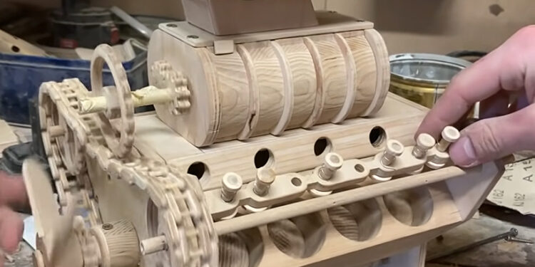 Ako si postaviť motor V8 … z dreva