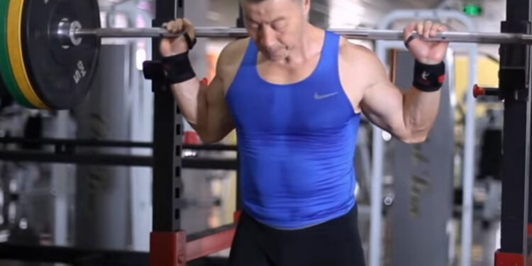 Jeho telo mu môžu závidieť nielen rovesníci