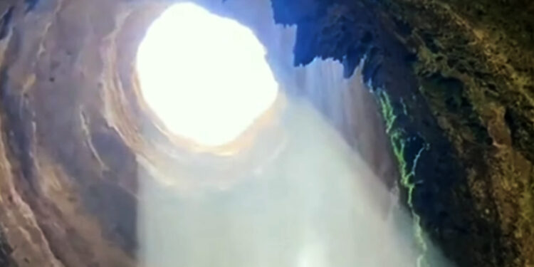 Vedci konečne zostúpili do „pekelnej studne“