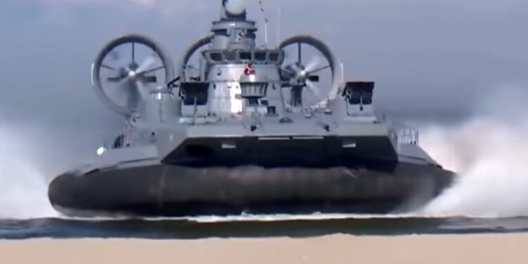 Status najväčšieho výsadkového vznášadla má Projekt 1232.2