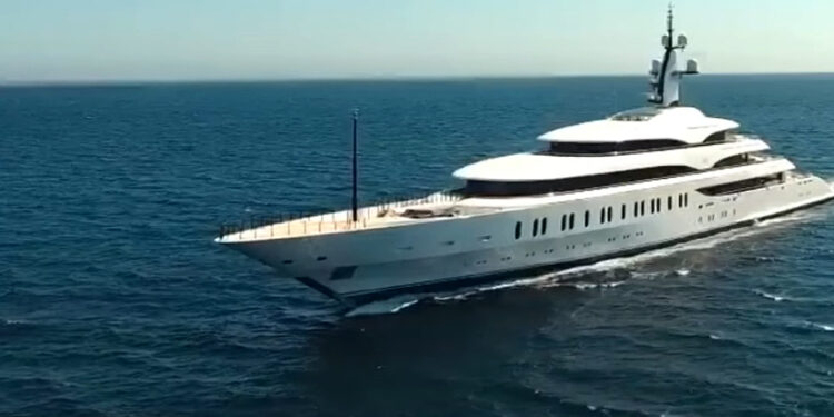 Superjachta, na ktorej pomaly aj zablúdite
