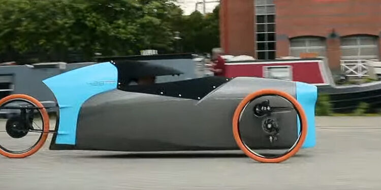 Britský cyklomobil to vie pekne rozbehnúť