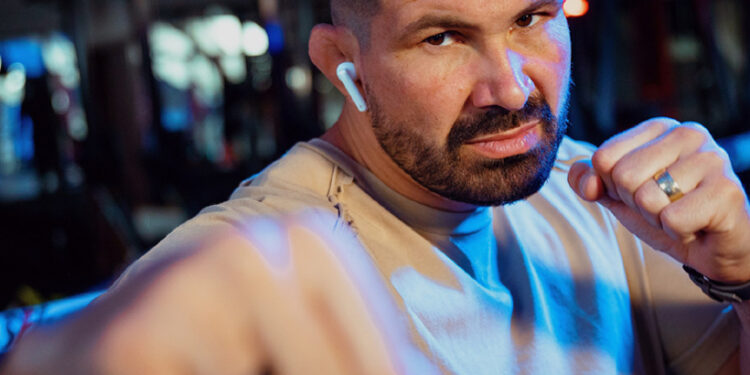 Tvrdé tréningy, smart pomocníci, ale aj pracovné povinnosti. Takto sa Attila Végh pripravuje na svoj zápas počas Fight Night Challenge