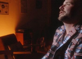 Hudobný skladateľ Martin Kráľ vydáva svoju najosobnejšiu skladbu Za dverami, v ktorej sa po prvýkrát predstaví aj ako spevák