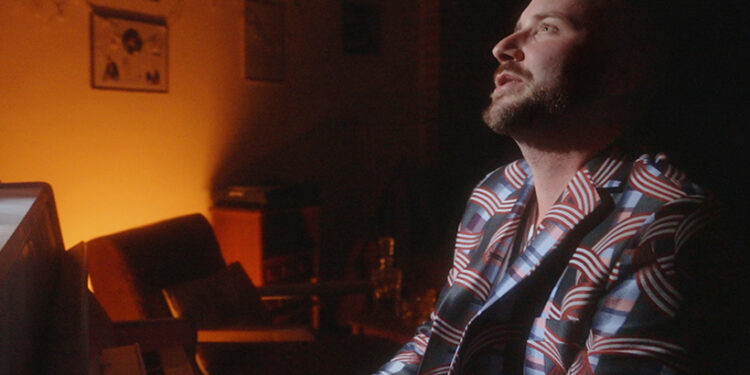 Hudobný skladateľ Martin Kráľ vydáva svoju najosobnejšiu skladbu Za dverami, v ktorej sa po prvýkrát predstaví aj ako spevák