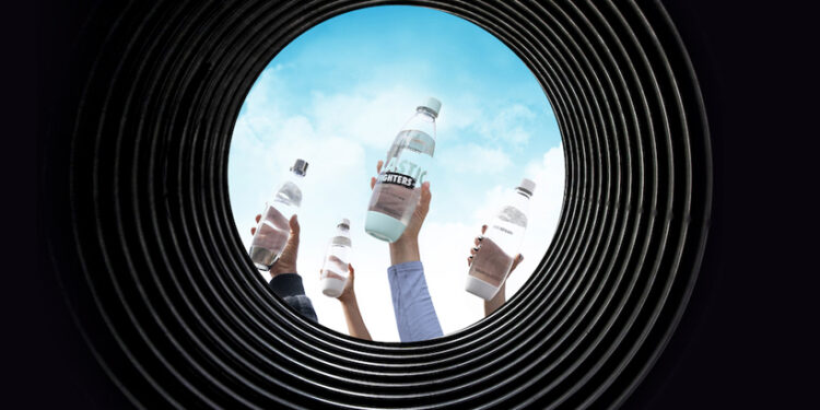 Slovensko uvažuje: Zálohovanie PET fliaš sa týka aj firiem. Ako na to?