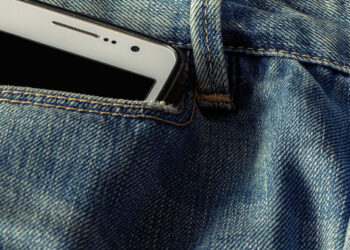 Nosíte mobil v nohaviciach? Rýchlo ho vyberte
