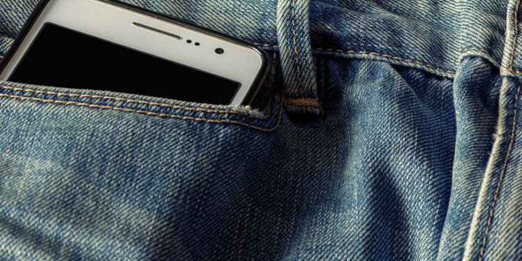 Nosíte mobil v nohaviciach? Rýchlo ho vyberte