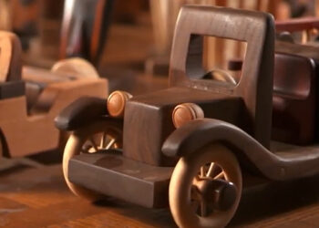 Nikdy nezanevrel na drevené hračky. Dodnes ho tešia a živia