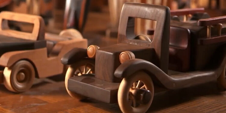 Nikdy nezanevrel na drevené hračky. Dodnes ho tešia a živia