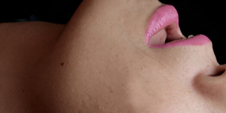 Medzi výškou zárobku a sexualitou páru to môže iskriť