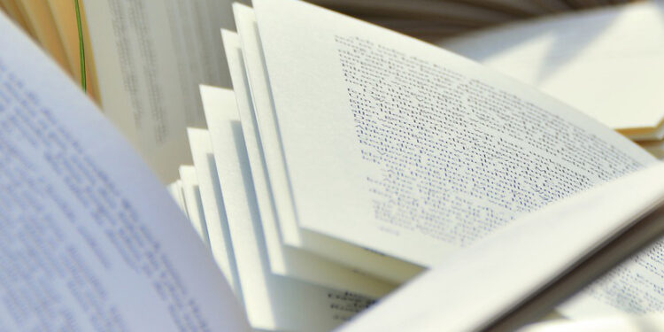 Na dobrú knihu ani partnerka nemôže žiarliť. Či?