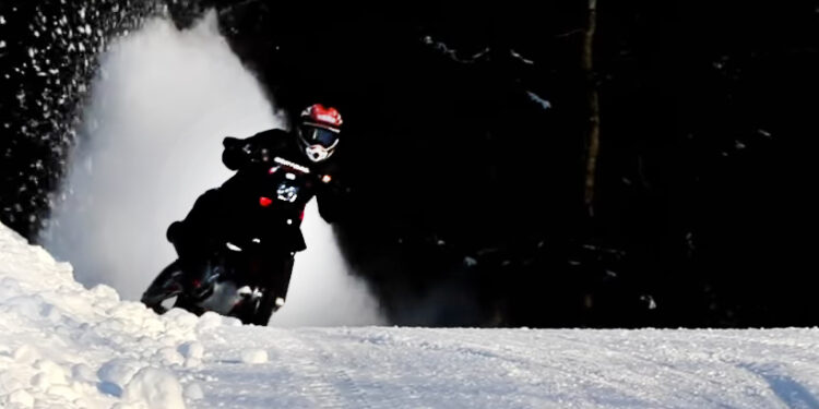 Nakopni mašinu a jazdi ako Arttu Stenberg