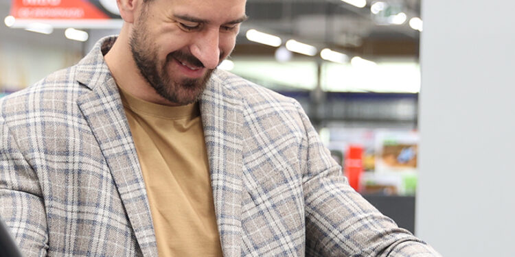 Kupuje auto alebo korčule? Valábik si vyberal nové auto, jeho veľkosť vás rozosmeje