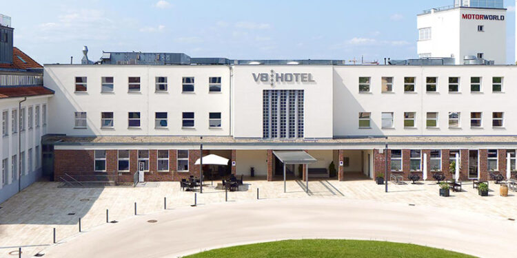 Sladké sny v automobiloch: V8 HOTEL