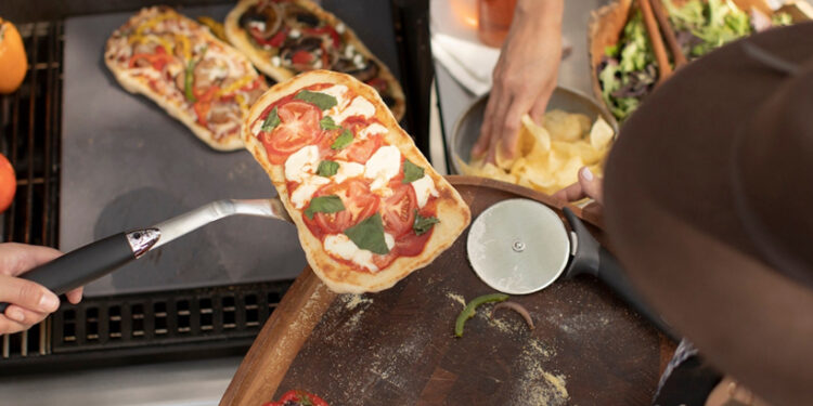 Pizza z grilu? Len sa po nej zapráši a okraje sa zjedia prvé!