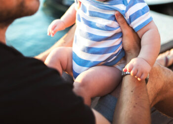 Ako vytvoriť módnu letnú kombináciu s pánskymi žabkami?