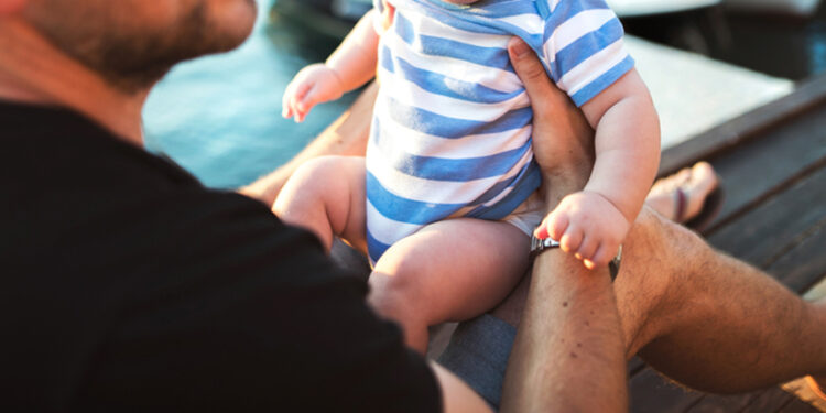 Ako vytvoriť módnu letnú kombináciu s pánskymi žabkami?