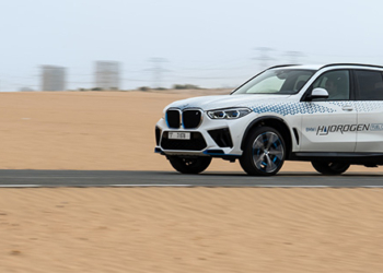 BMW iX5 Hydrogen a testovacie jazdy v púšti – vysoký výkon v extrémnych podmienkach