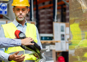 Práca v sklade skrýva riziká bez manipulačnej techniky aj s ňou