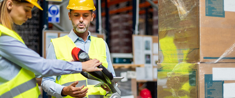 Práca v sklade skrýva riziká bez manipulačnej techniky aj s ňou