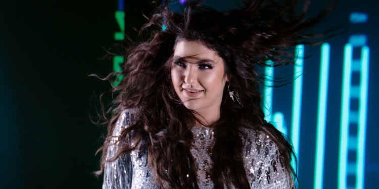 Celeste Buckingham potešila fanúšikov: Tanečná novinka so silným posolstvom a sci-fi videoklipom!