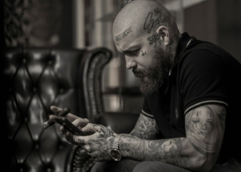 Tatér Adrián Fedeš prepísal históriu: V plnej narkóze na operačnom stole tvoril svoje umenie