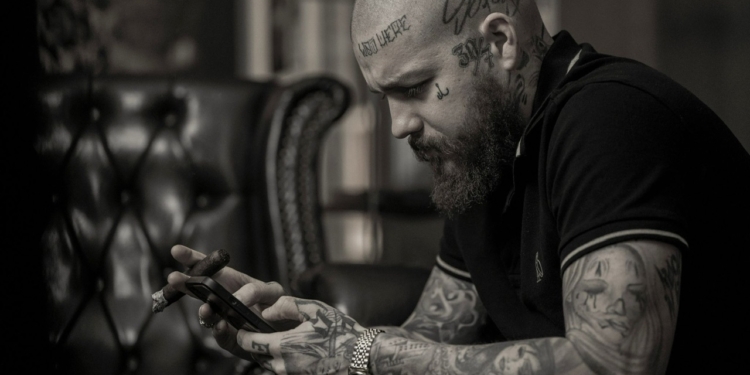 Tatér Adrián Fedeš prepísal históriu: V plnej narkóze na operačnom stole tvoril svoje umenie