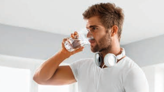 Koľko vody denne by ste mali vlastne vypiť?