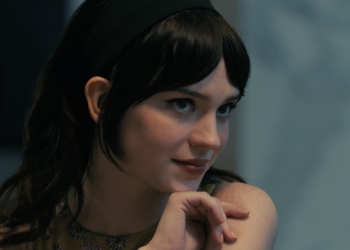 Robotická priateľka a boj o život – do kín prišiel Spoločník, thriller o vzbúrenej  AI