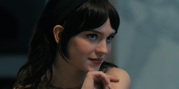 Robotická priateľka a boj o život – do kín prišiel Spoločník, thriller o vzbúrenej  AI