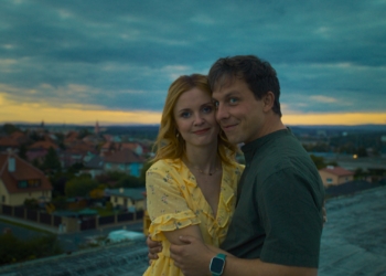Poriadna dávka romantiky – do kín prišla česká komédia Dievča od vedľa