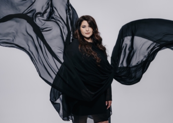 Celeste Buckingham pokračuje v hudobnej ceste naprieč kultúrami: Oživila legendárnu iránsku baladu