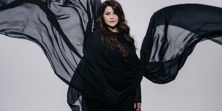 Celeste Buckingham pokračuje v hudobnej ceste naprieč kultúrami: Oživila legendárnu iránsku baladu