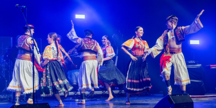 Rock a folklór na jednom pódiu:  ICONITO a Čarovné ostrohy roztancovali fanúšikov výročným koncertom!  ICONITO mieri z výročných koncertov do USA! Na oslavách 10. výročia zaznela aj novinka s Petrom Lipom