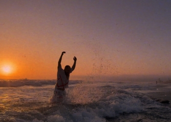 MadRich prichádza so silným singlom “Comfortable in Breakdowns” a pomocou deťom v Kambodži