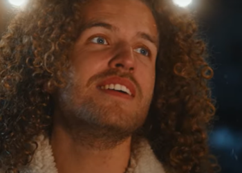 Emócie, rodina a hory: fenomenálny gitarista Dávid Bílek prináša svoju najosobnejšiu vianočnú pieseň Na Vianoce.