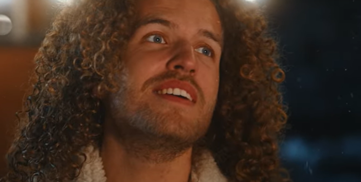 Emócie, rodina a hory: fenomenálny gitarista Dávid Bílek prináša svoju najosobnejšiu vianočnú pieseň Na Vianoce.