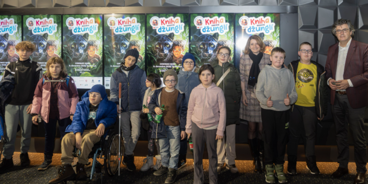 Kino pre všetkých: Uviedli sme premietanie pre nevidiacich a mikulášske projekcie pre deti  s autizmom