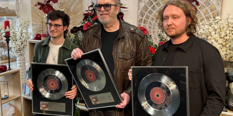 Richard Müller získal dvojnásobnú platinu za album Slovenská strela a predstavuje nový klip Zub času venovaný manželke!