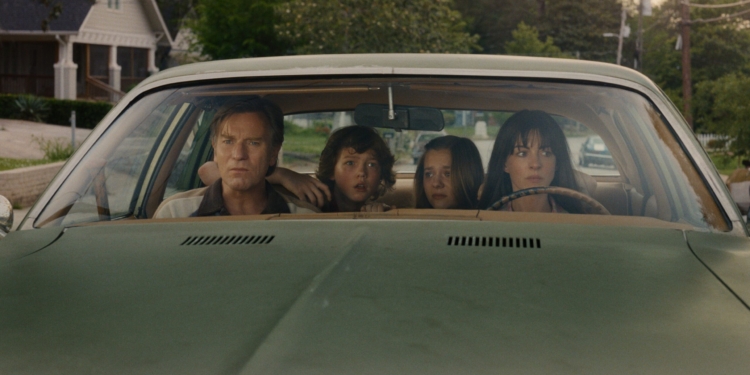 Anne Hathaway a Ewan McGregor zisťujú, čo sa pokazilo na konci Oak Street